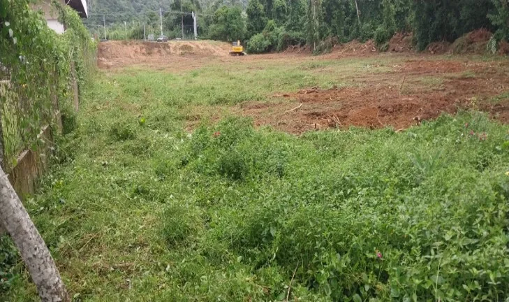 Fundos do terreno comercial em Caraguatatuba