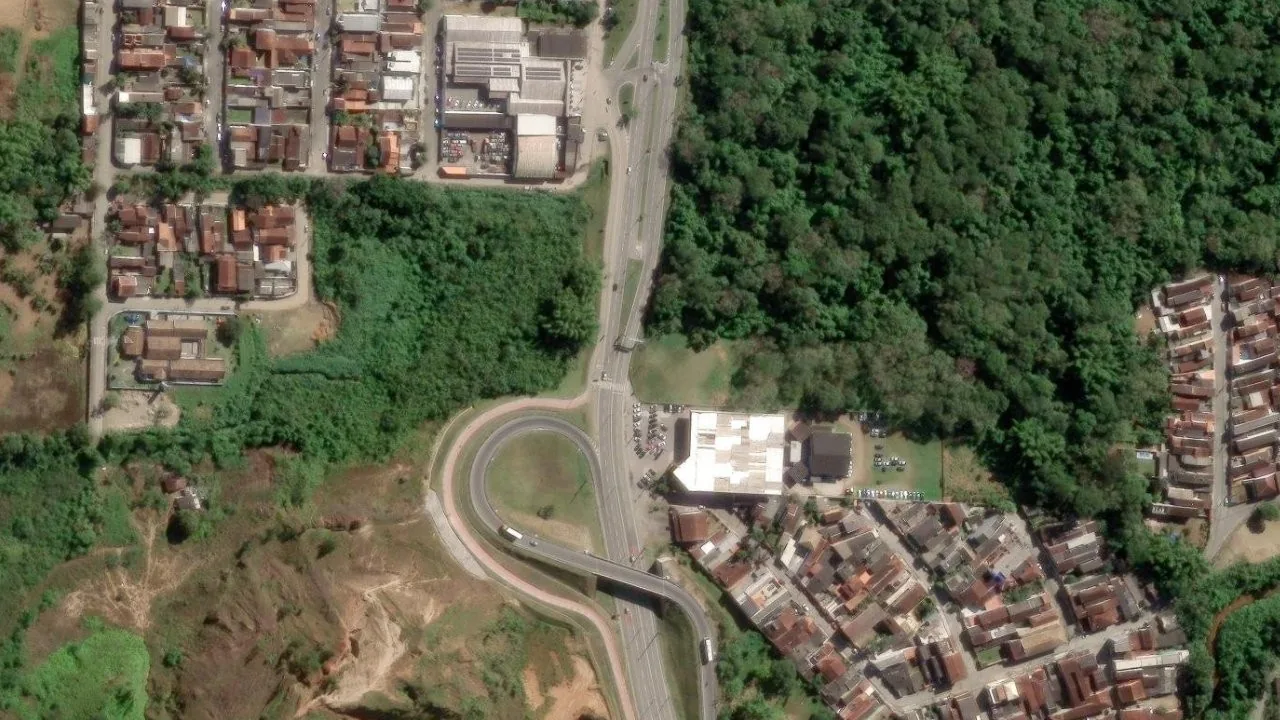 Vista aérea aproximada da área comercial na região do Jaraguazinho, Caraguatatuba